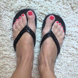 Kenneth Cole Reaction black flip flops with black beading